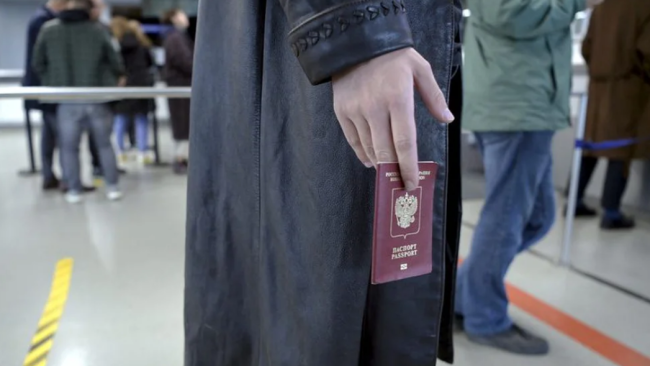 Un ciudadano ruso a punto de tomar un vuelo internacional.