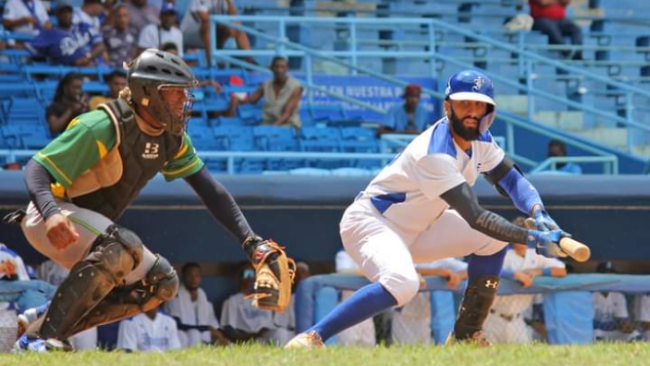 Momento de un partido del campeonato cubano de béisbol.