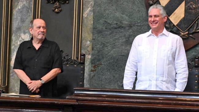 Silvio Rodríguez junto a Miguel Díaz-Canel al recibir su honoris causa en la Universidad de La Habana.
