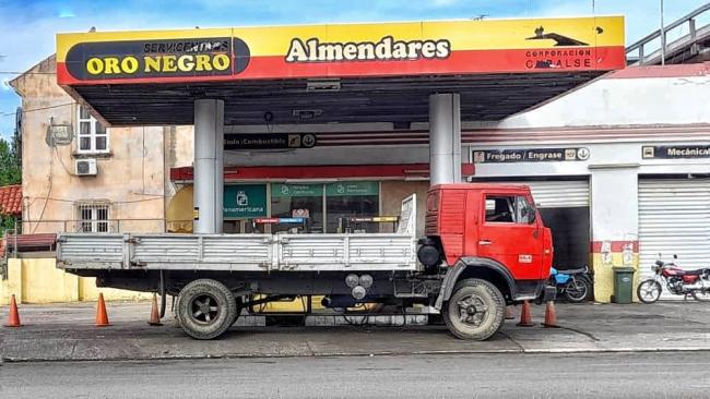 Un camión en el servicentro Almendares en La Habana.