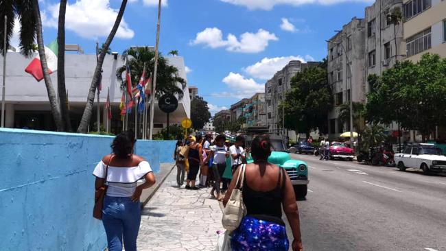Cubanos en busca de transporte en La Habana.