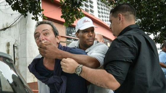 Arresto del periodista Lázaro Yuri Valle Roca, en 2019.