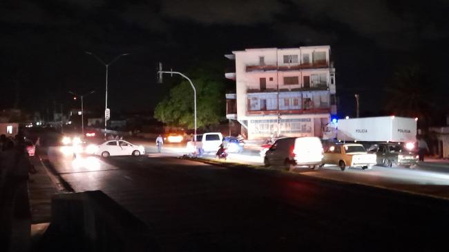 Policías en la calle, pero contra los opositores. Playa, La Habana.