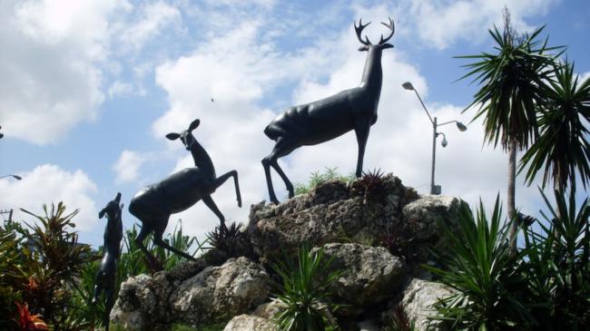 'Grupo familiar', esculturas de Rita Longa a la entrada del Zoológico de 26, La Habana. 