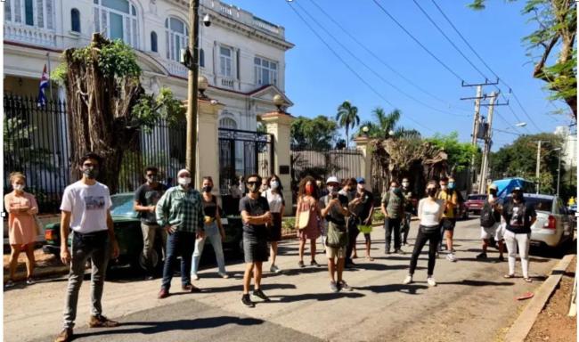 Artistas cubanos protestan frente al Ministerio de Cultura de Cuba el 27 de enero de 2021.