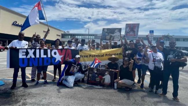 Manifestantes cubanos durante las protestas en Miami este domingo.
