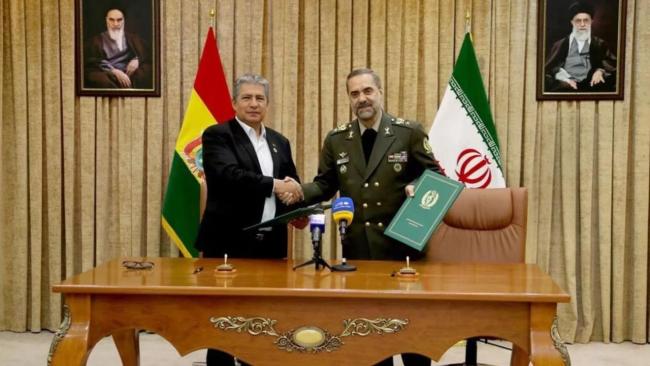 El ministro de Defensa iraní Mohamad Reza Qarai Ashtiani y su par boliviano, Edmundo Novillo, durante la firma del acuerdo.