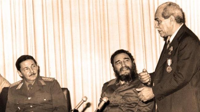 Raúl Castro, Fidel Castro y Blas Roca Calderío.