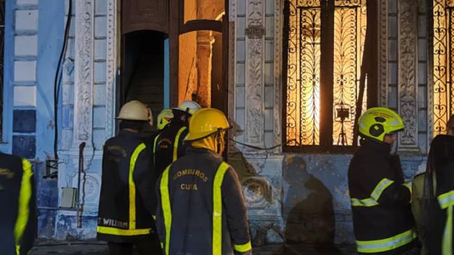 Bomberos sofocan en La Habana un incendio que provocó la muerte de siete personas.