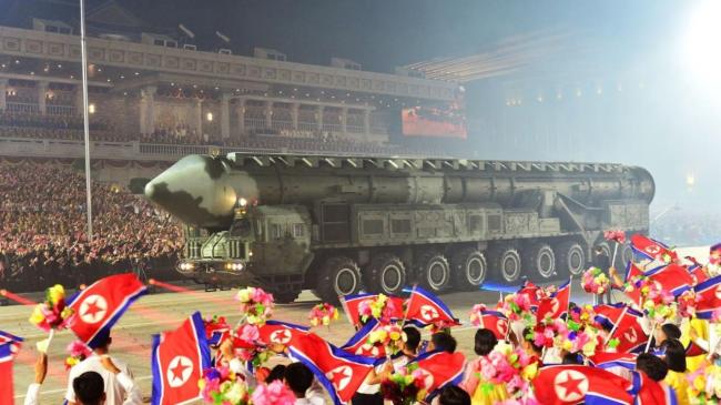 Una vista de un misil durante un desfile militar para conmemorar el 70 aniversario del armisticio de la Guerra de Corea en Pyongyang,  27 de julio de 2023.