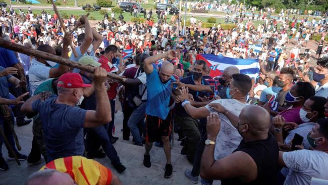 Golpiza a un manifestante por grupos paramilitares del régimen cubano el 11J.