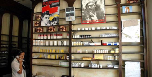 Una farmacia sin casi medicamentos en Cuba.
