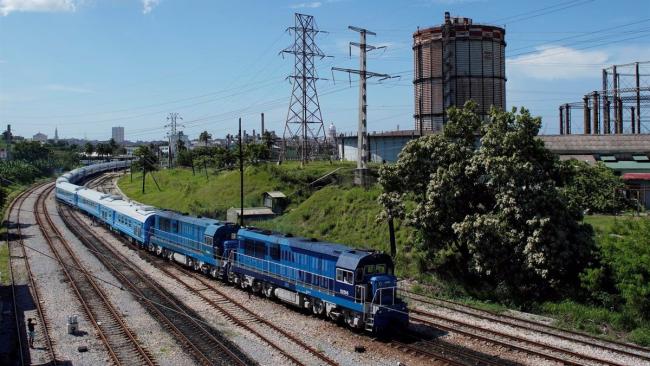Tren de pasajeros saliendo de La Habana.