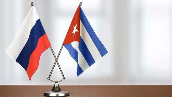 Banderas de Cuba y Rusia.