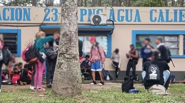 Migrantes, entre ellos cubanos, detenidos en Guatemala.