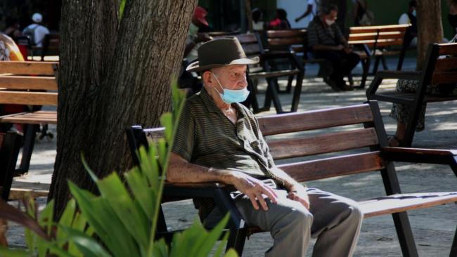 Un anciano descansa en un parque en La Habana.