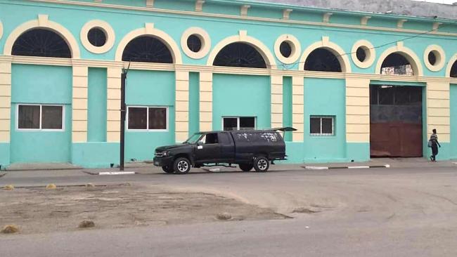 Un carro fúnebre cargando ataúdes en la fábrica de sarcófagos