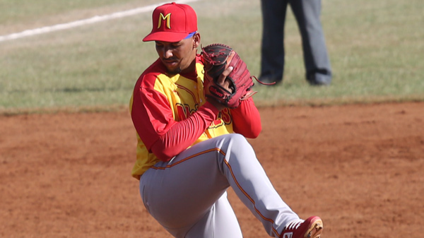 El pitcher cubano Naykel Cruz en un partido de la Serie Nacional de Béisbol.