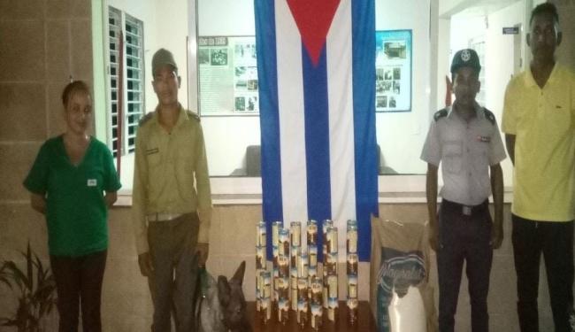 Oficiales del MININT devuelven los productos robados en una bodega de 'El Bombón', municipio Guisa, Granma.