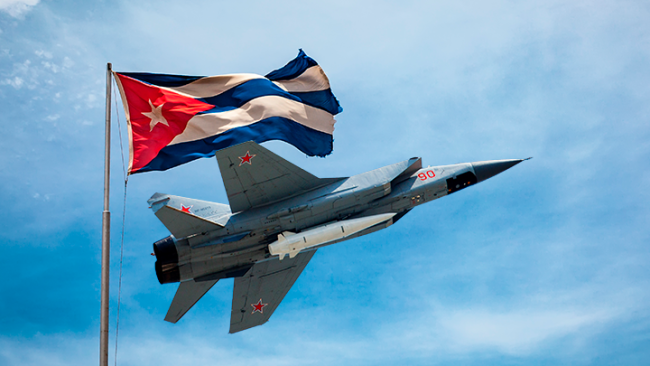 Un avión de guerra ruso y una bandera cubana.