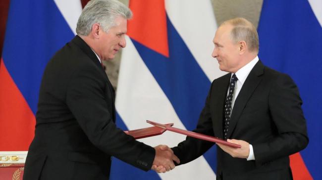 Miguel Díaz-Canel y Vladimir Putin tras una firma de acuerdos en el Kremlin.