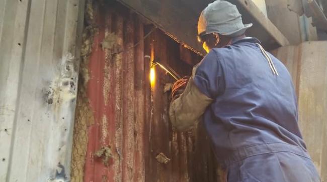 Un obrero trabaja en la rotura de la termoeléctrica Ernesto Che Guevara de Santa Cruz del Norte.