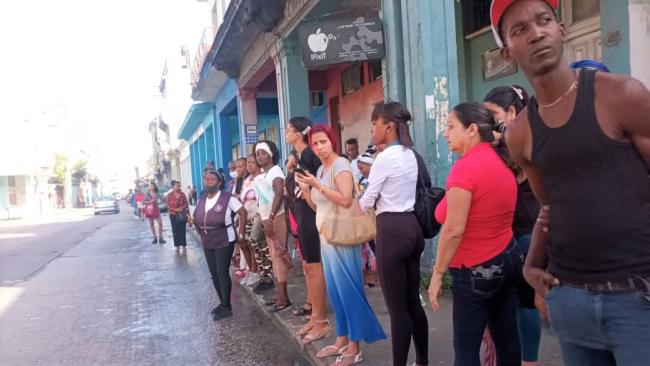 Cubanos a la espera de un transporte en La Habana.