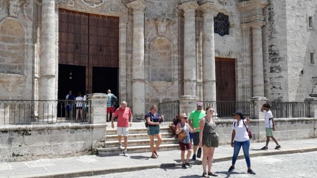 Turistas saliendo de la Catedral de la Habana Vieja.