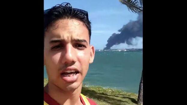 Duanys Moreno Sánchez en el video en que mostró el incendio en Matanzas.