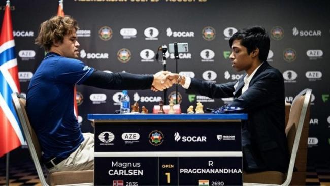 Momento en que Carlsen empata con Praggnanandhaa