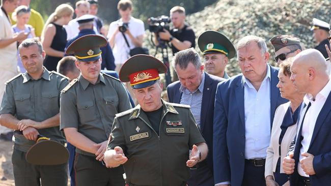 Asistentes al congreso visitan un sitio de la Segunda Guerra Mundial en Bielorrusia.
