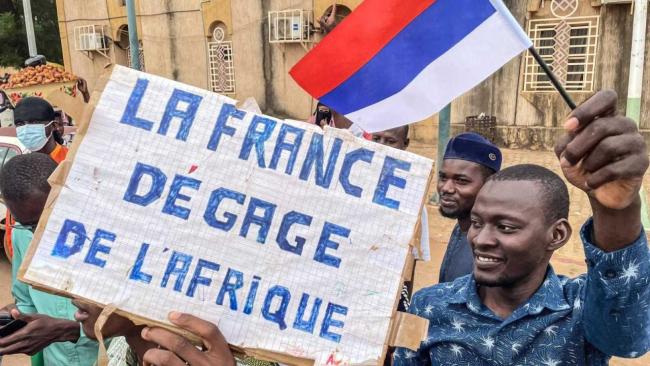 Manifestantes en Níger contra Francia y con banderas de Rusia.
