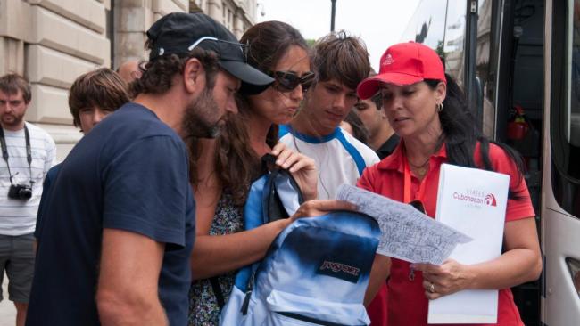 Turistas con su guía en Cuba en una excursión de Viajes Cubanacan.