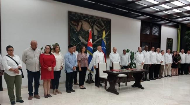 Firma del acuerdo entre el Partido Comunista de Cuba y el Partido Socialista Unido de Venezuela.