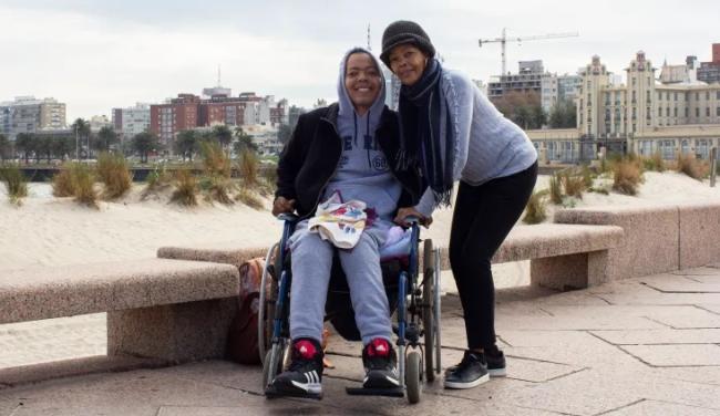 Albina Ponce Matías y su hijo parapléjico de 33 años en Uruguay.