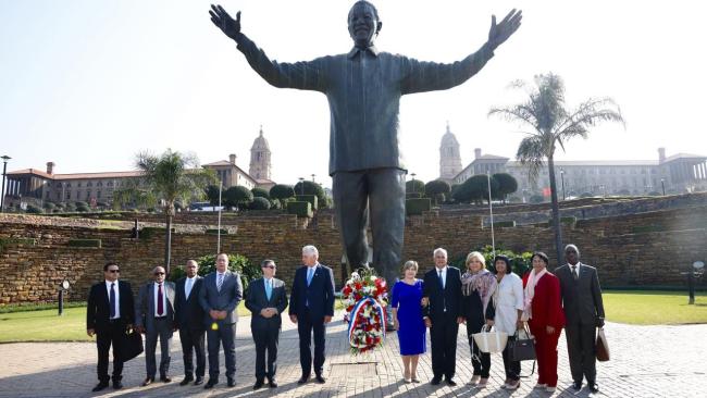 Los funcionarios de Cuba ante el monumento a Nelson Mandela en Pretoria.