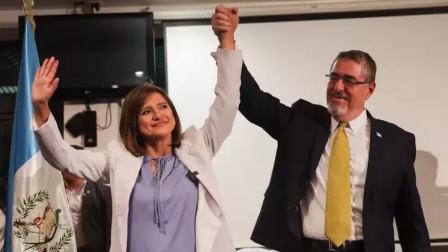 Bernardo Arévalo, candidato electo en las elecciones de Guatemala, celebró la victoria junto a su candidata a vicepresidenta, Karin Herrera.