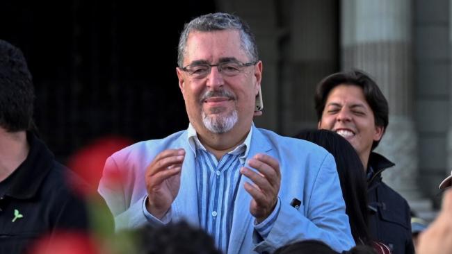 Bernardo Arévalo de León, celebrando su triunfo electoral.