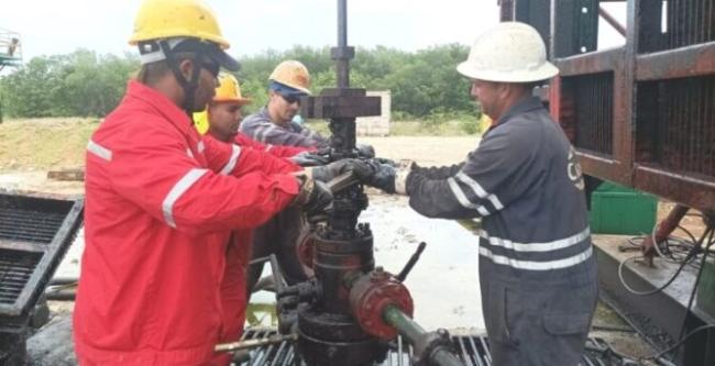 Trabajadores de la Empresa de Perforación y Reparación Capital de Pozos de Petróleo y Gas.