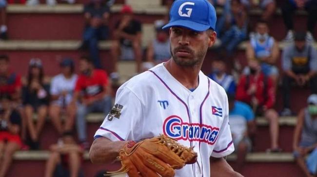 Miguel Peradelo, pelotero cubano que vuelve a desmentir a la Federación Cubana de Béisbol.