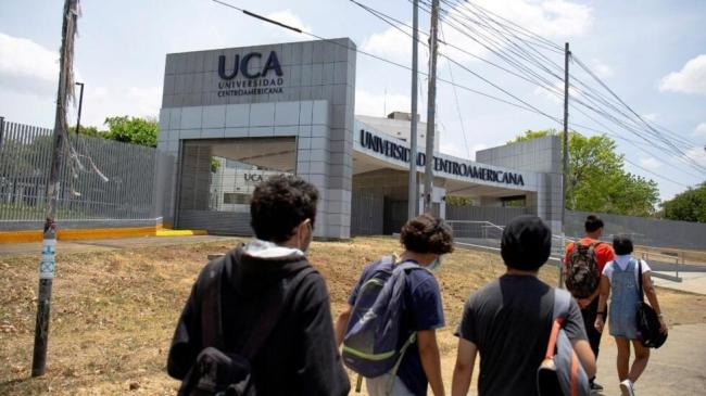 Estudiantes frente a la Universidad Jesuita Centroamericana, en Managua.