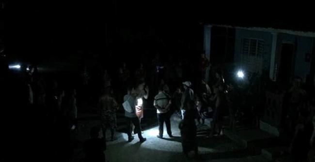 Autoridades locales en el lugar de la segunda protesta en nuevitas en 24 horas. REVOLICO NUEVITAS/FACEBOOK