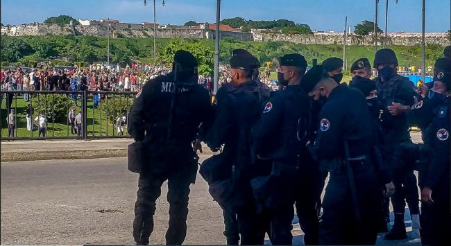 Agentes del Ministerio del Interior ante manifestantes en La Habana el 11 de julio de 2021.