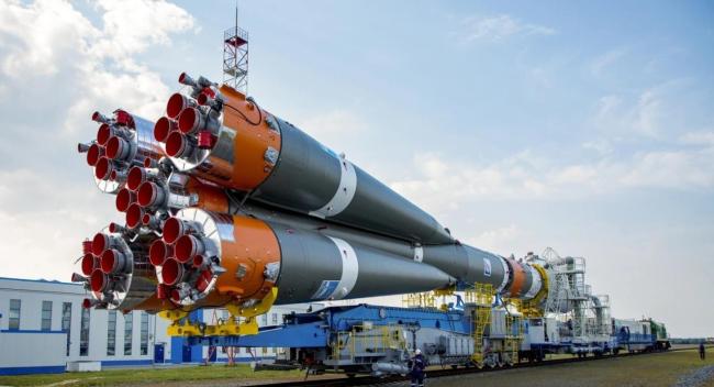 Cohete y nave espacial rusos mientras eran transportados a la plataforma de lanzamiento del Cosmódromo de Vostochny, en el lejano oriente ruso.
