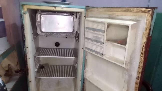 Refrigerador roto por los constantes cortes eléctricos en Santiago de Cuba.