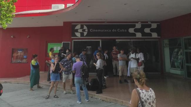 Cineastas cubanos a la entrada del cine 23 y 12 de La Habana.