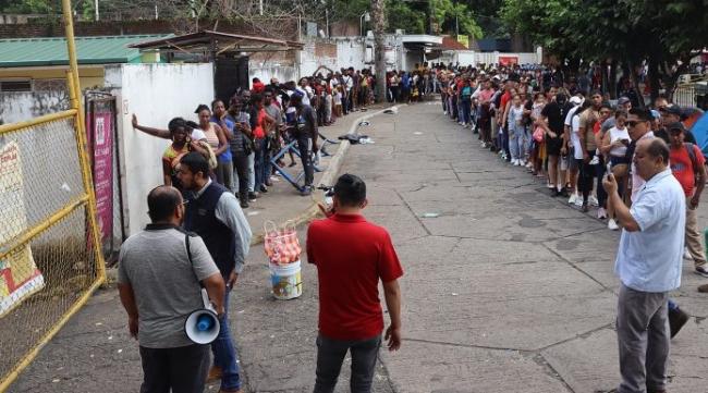 Migrantes hacen fila para obtener su documentación en Tapachula, estado de Chiapas, México.