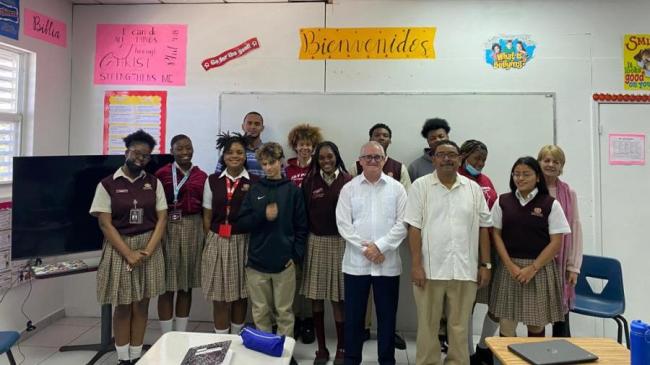 El embajador de Cuba en Bahamas, Julio César González (centro), en una escuela de Nassau.