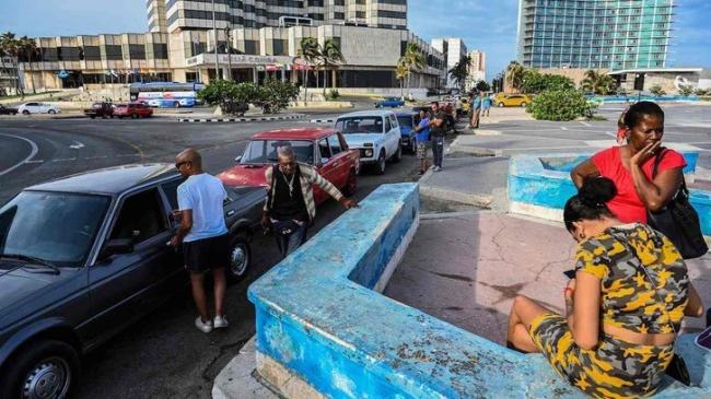 Cola de carros cerca de una gasolinera en La Habana.