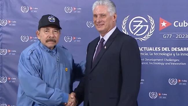 Daniel Ortega es recibido por Díaz-Canel en el Palacio de Convenciones de La Habana.